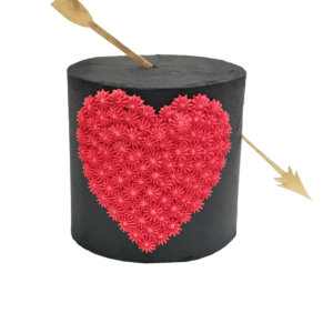 Schwarze Valentins-Buttercremetorte mit rotem Herz und Holztopper "Pfeil"