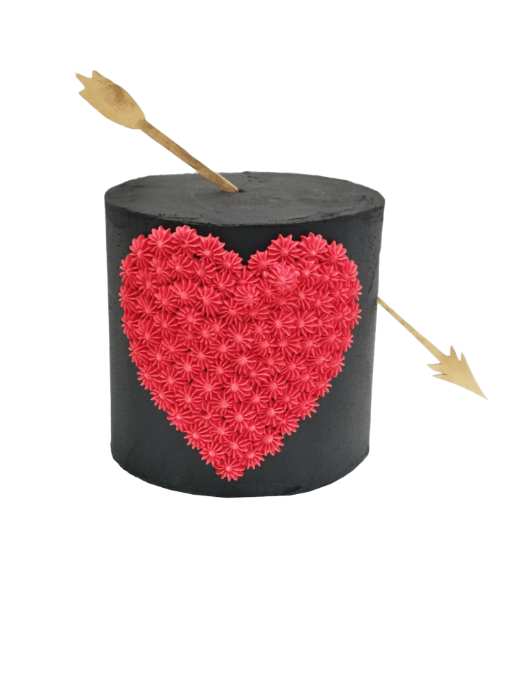 Schwarze Valentins-Buttercremetorte mit rotem Herz und Holztopper "Pfeil"