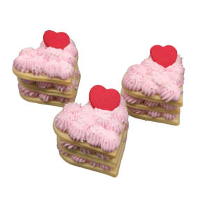 Trio aus Herztürmchen mit Keksschichten, rosaner Buttercremetupfen und Streusel freigestellt