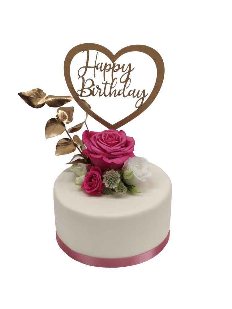 Weiße Geburtstagstorte mit frischen Blumen, Rosen und "Happy Birthday" Herztopper aus Holz