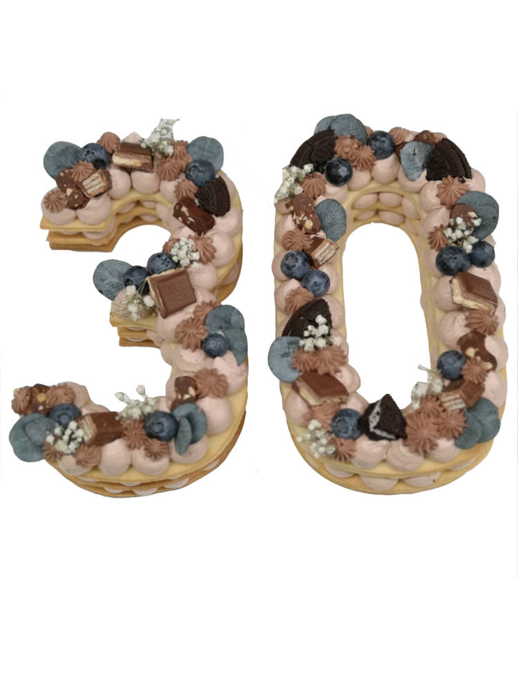 Dreischichtige Nummertorte "30" aus Butterkeks mit Schokobuttercremetupfen, Frischen Heidelbeeren, Blüten, Keksen und Schokoladenstücken