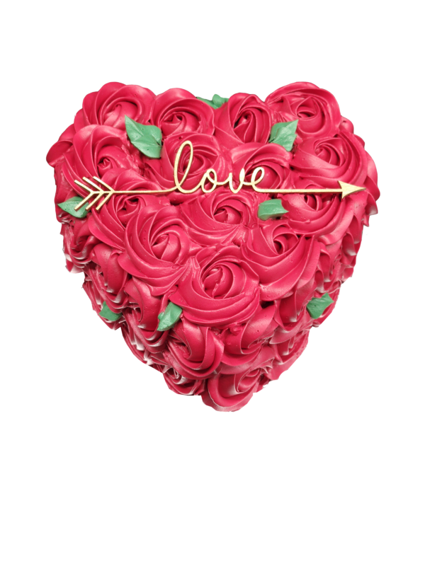 Valentinstorte in Herzform mit roten Buttercremerosen und einem Holztopper "love" freigestellt frontal