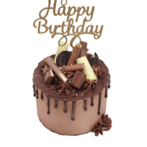 Schokoladenbuttercremetorte als Geburtstagstorte aus Buttercreme mit dunklem Schokoladendrip, verschiedenen Keksen und Schokoladenstücken und einem "Happy Birthday" Holztopper