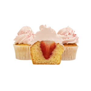 Aufgeschnittener rosaner Erdbeer-Buttercremecupcake mit frischem Erdbeerkern und Streuseldekor