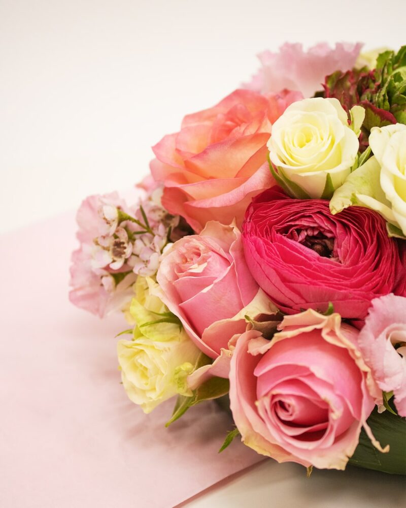 Frisches rosanes Blumengesteck zum Muttertag