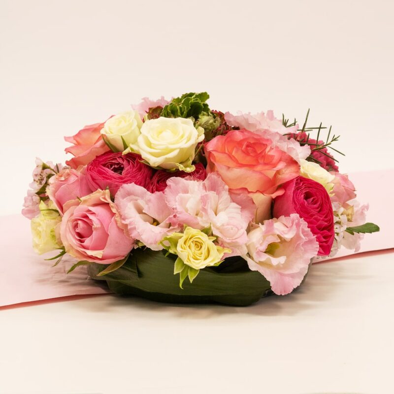 Rosa-Pinkes Blumengesteck mit Rosen und Blattwerk zum Muttertag