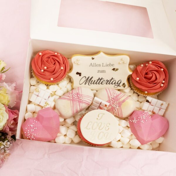 Muttertags-Leckereienbox mit Cupcakes und Schokoladenherzen