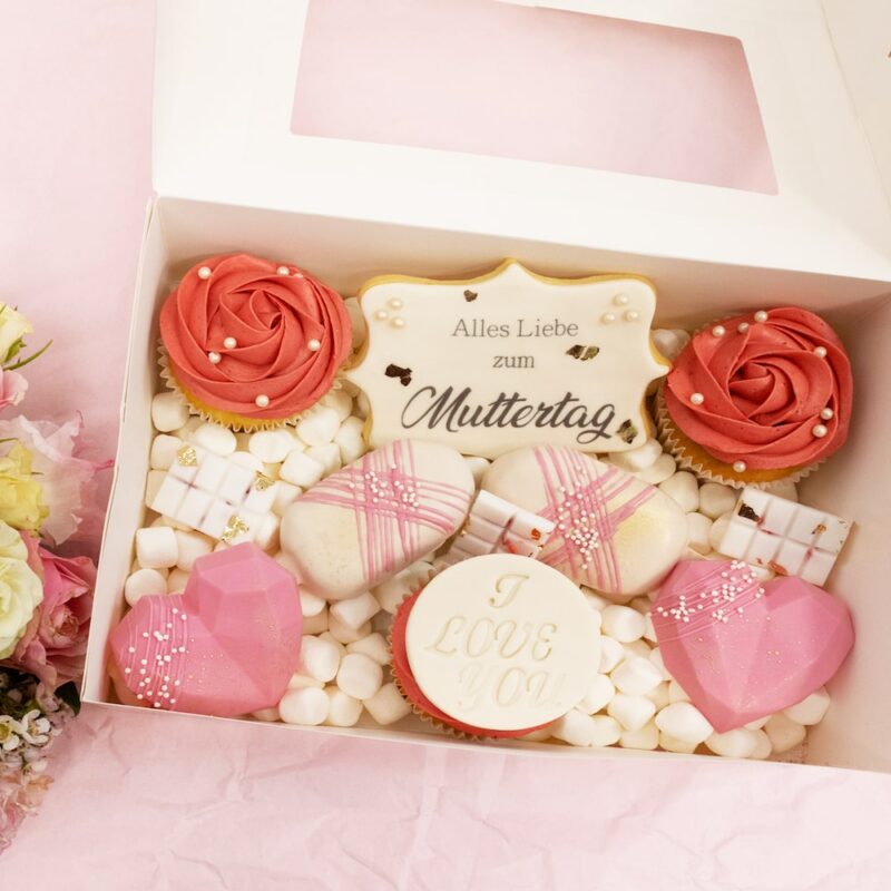 Muttertags-Leckereienbox mit Cupcakes und Schokoladenherzen